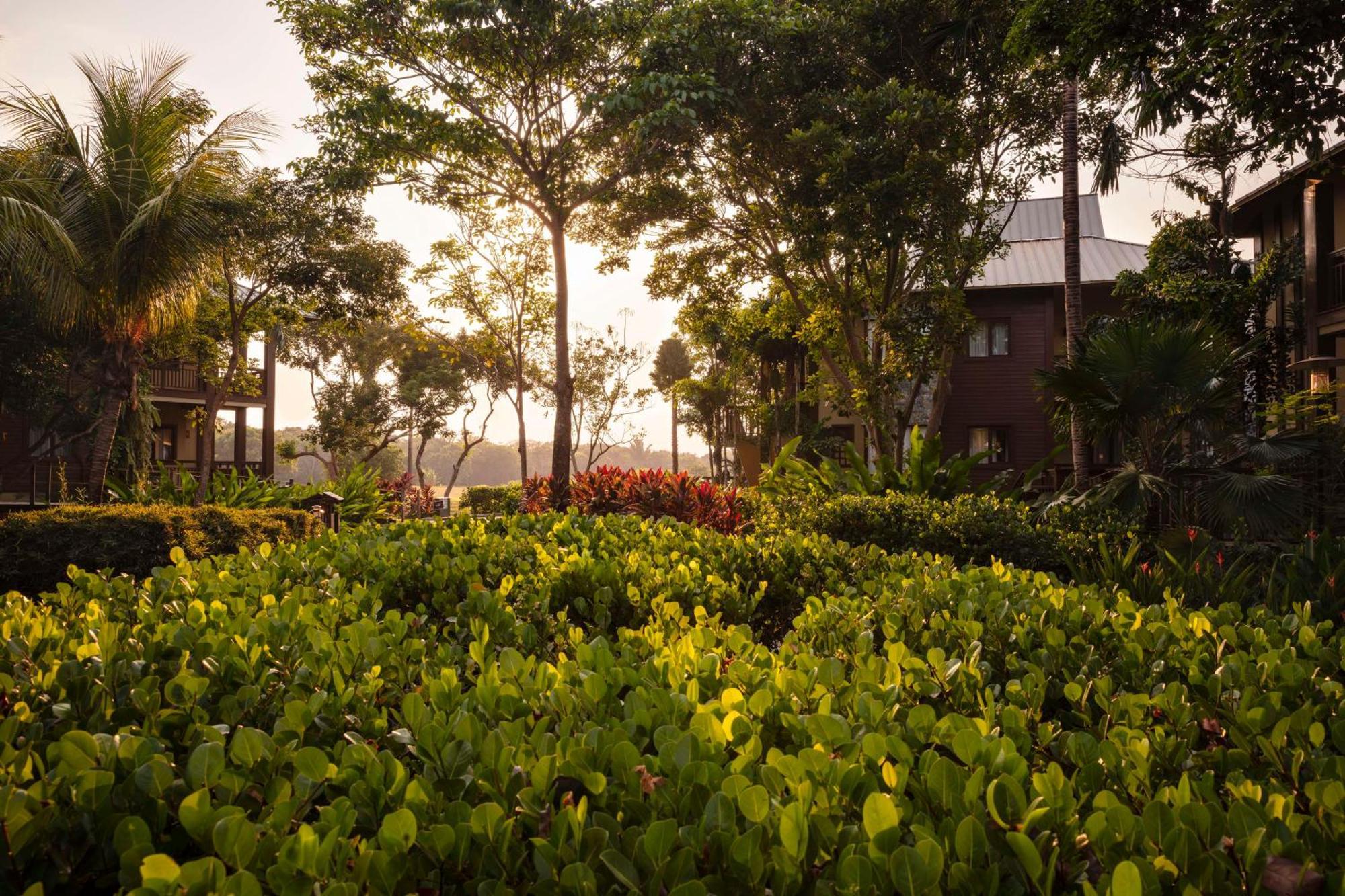 Indura Beach & Golf Resort Curio Collection By Hilton Tela Exterior photo