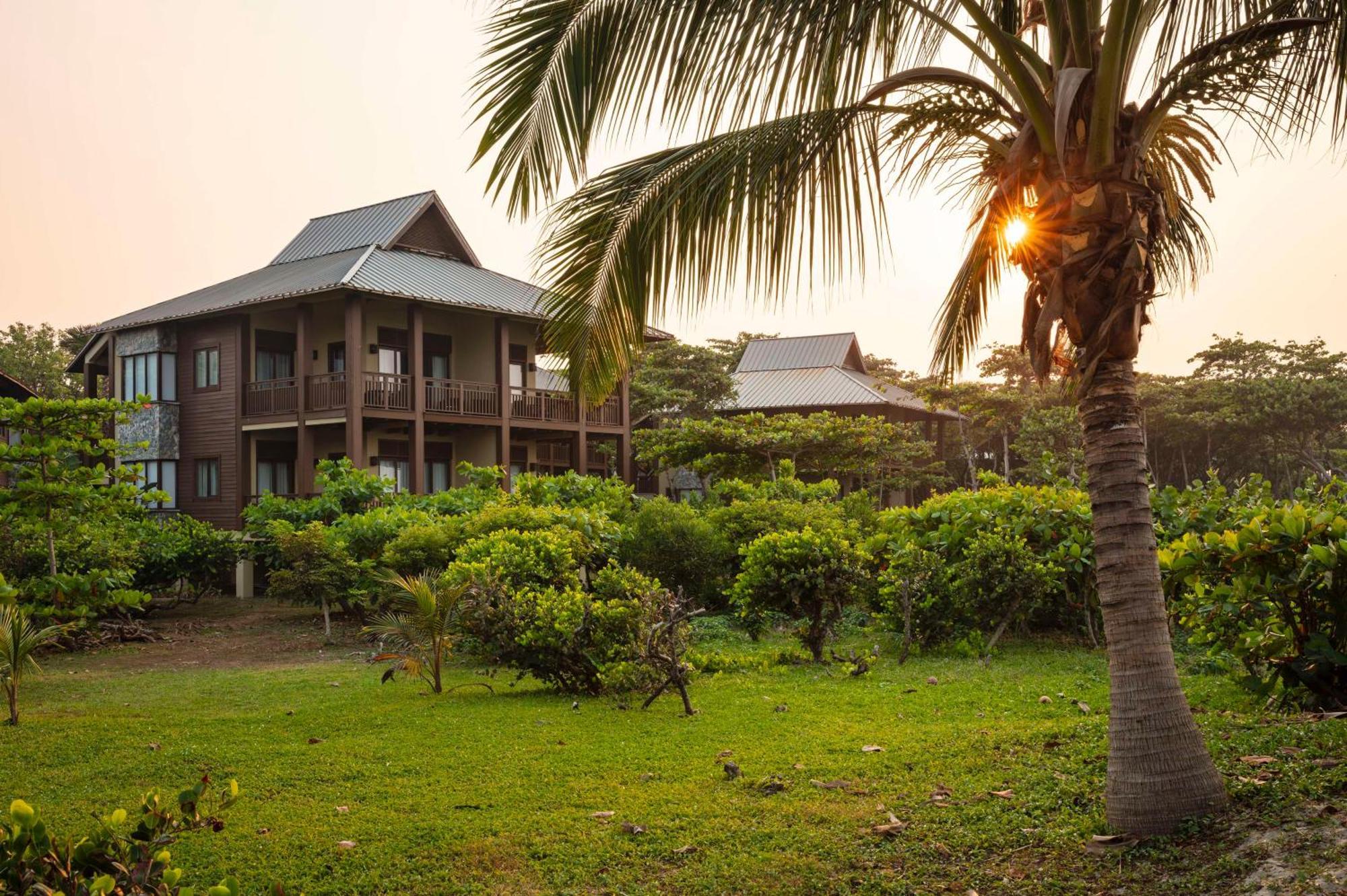 Indura Beach & Golf Resort Curio Collection By Hilton Tela Exterior photo